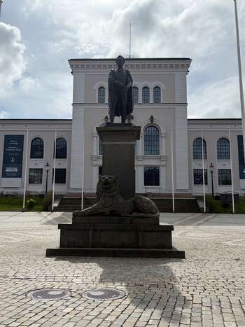 Bildet viser en statue utenfor naturhistorisk museum i Bergen.