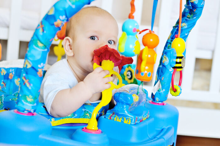 Bildet kan inneholde: barn, baby som leker med leker, småbarn, produkt, baby.