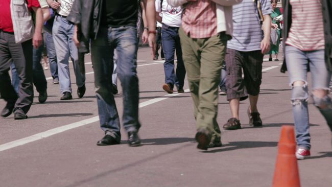 Bildet kan inneholde: mennesker, fotgjenger, jeans, walking, snapshot.