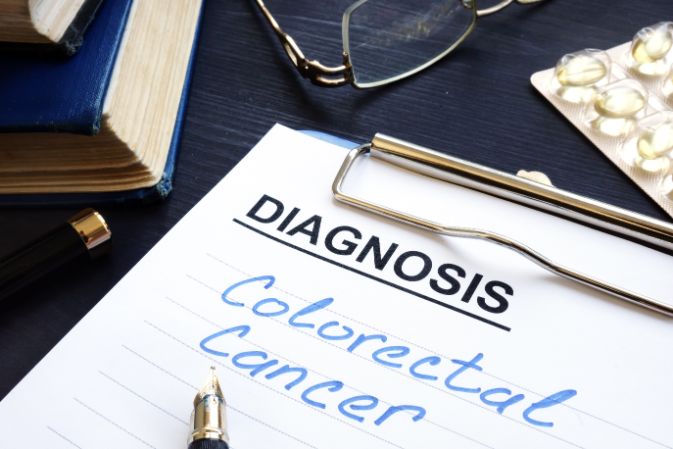 Bilde av en legediagnose for kreft i tykktarm og endetarm
