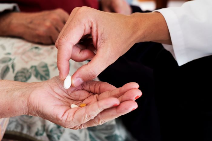 Illustrasjonsbilde: utdeling av medisin til pasient