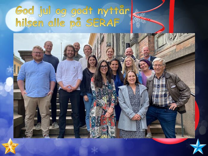 Bildet kan inneholde: bukse, eiendom, blå, smil, sosial gruppe.