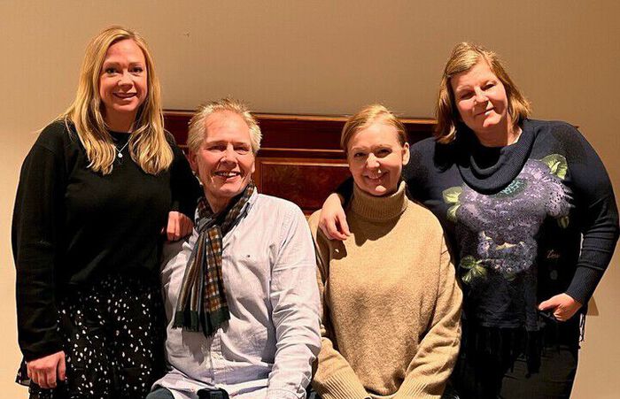 Bildet kan inneholde: smil, ansiktsuttrykk, erme, moro, lykkelig.