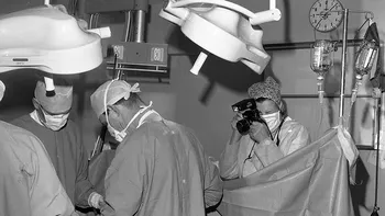 Avdelingsleder Else Aarseth ved Universitetets fototekniske avdeling dokumenterer et keisersnitt på Rikshospitalet, 1978.