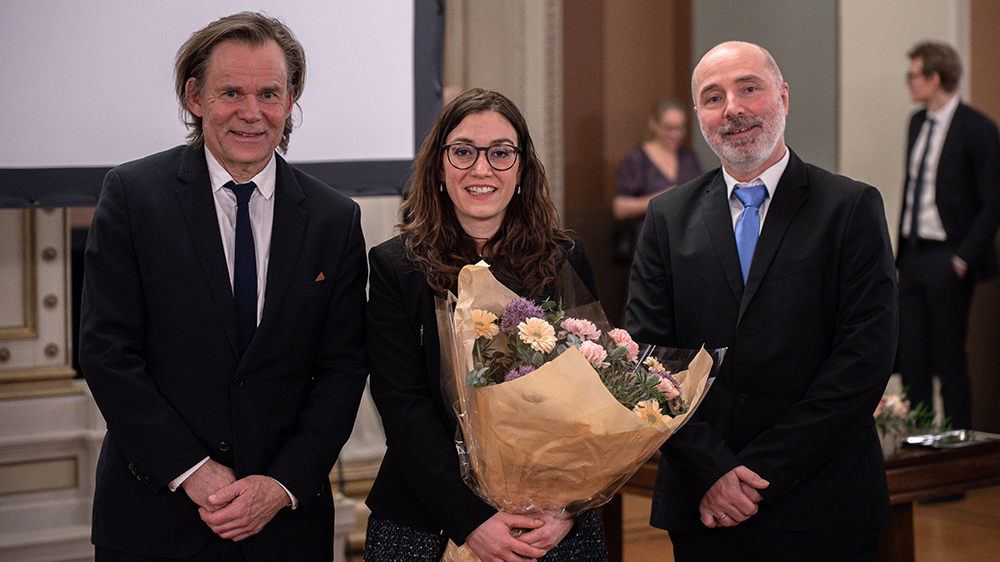 Bilde av Raquel Bartolome Casado og hennes to veiledere etter prisutdelingen.
