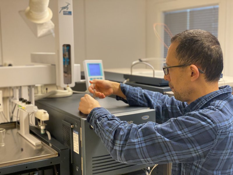 photo of Dr. Dario Segura Peña loading a sample into the HDX-MS