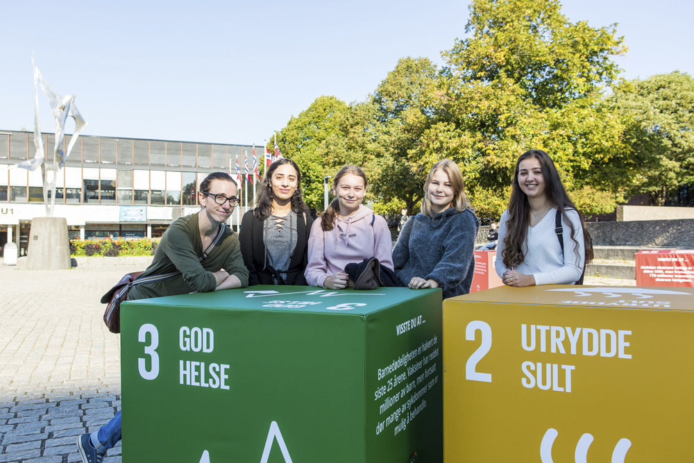 Studenter på Universitetsplassen med bærekraftsmålene