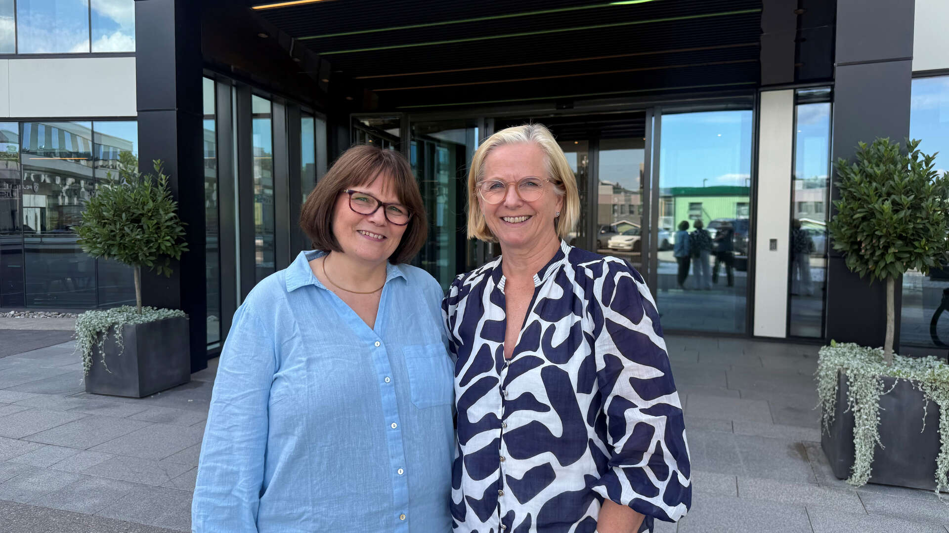 Grete Dyb og Merethe Bremer utenfor Sogn Arena