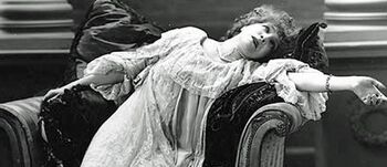 gammelt foto av syk kvinne som sitteligger i stolen