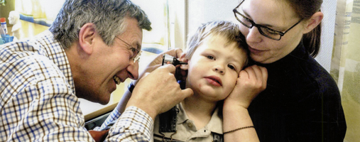 Undersøker øret til et barn