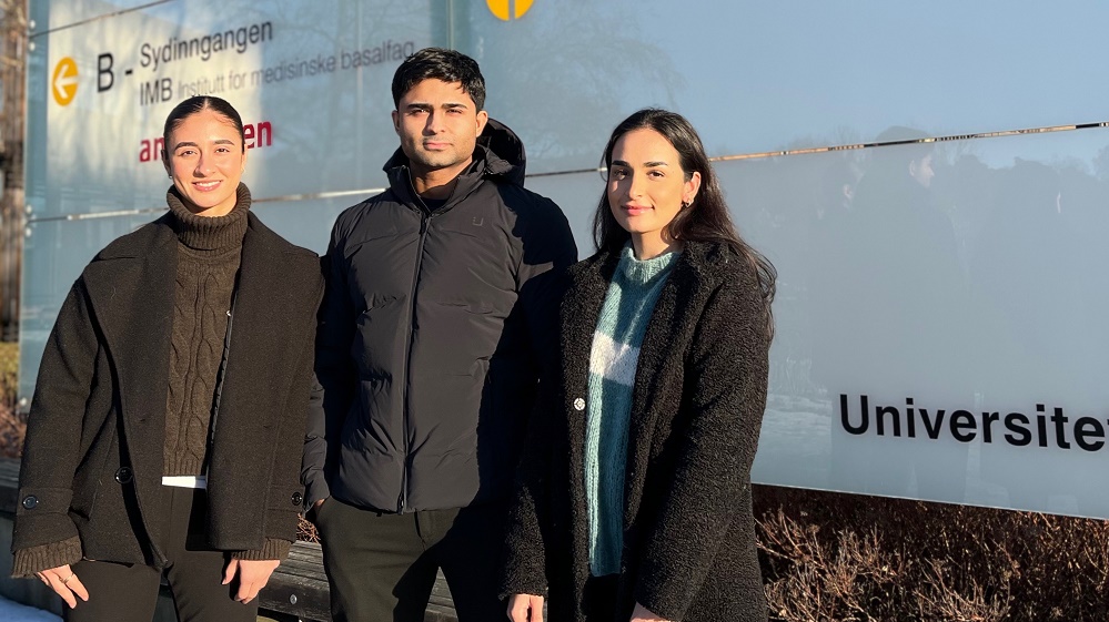 Studenter utenfor Domus Medica