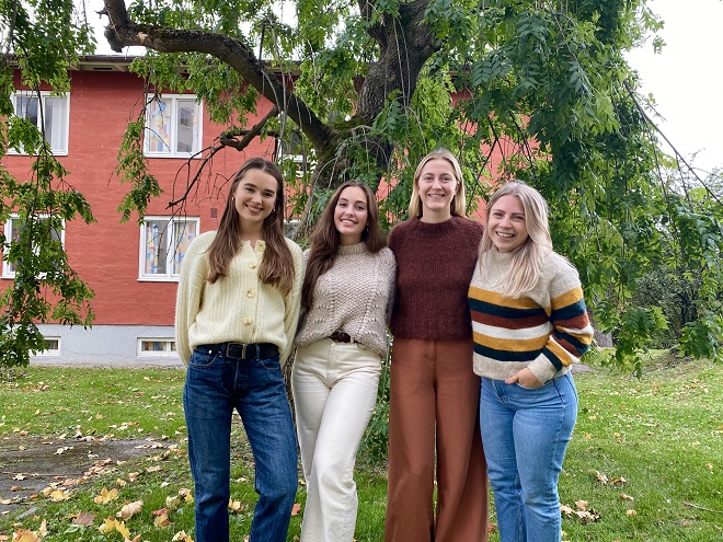 Fire kvinner under et tre