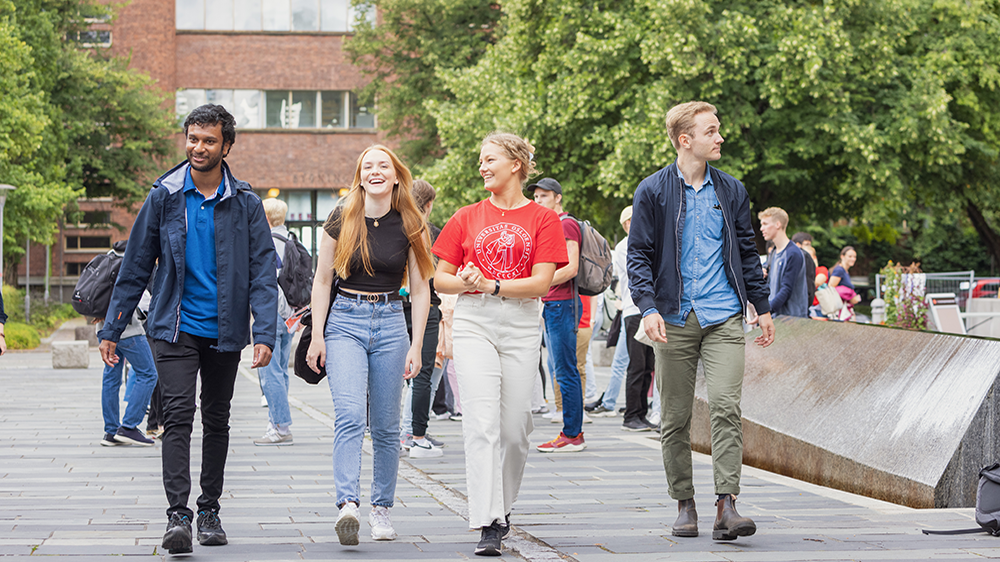 Studenter på Universitetet i Oslo, ute på campus, de ser seg rundt