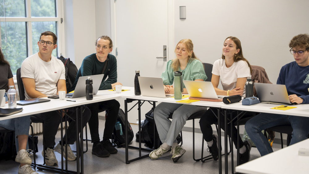 Studentene sitter klar for første skoledag ved UiO Campus sør