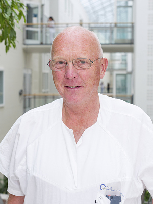 Portrett av Knut Lundin i glassgangen på sykehuset