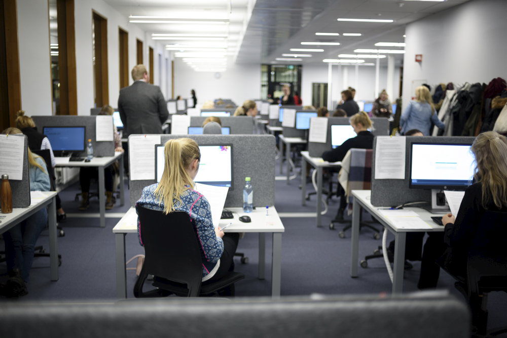 Studenter ved digital eksamen.