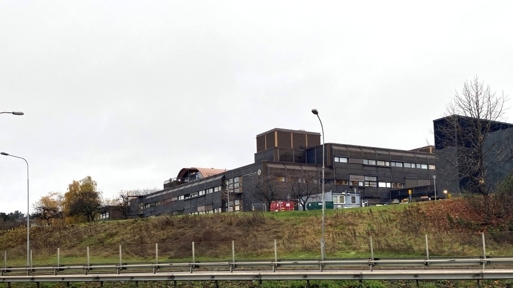 Bildet viser et brunt bygg 