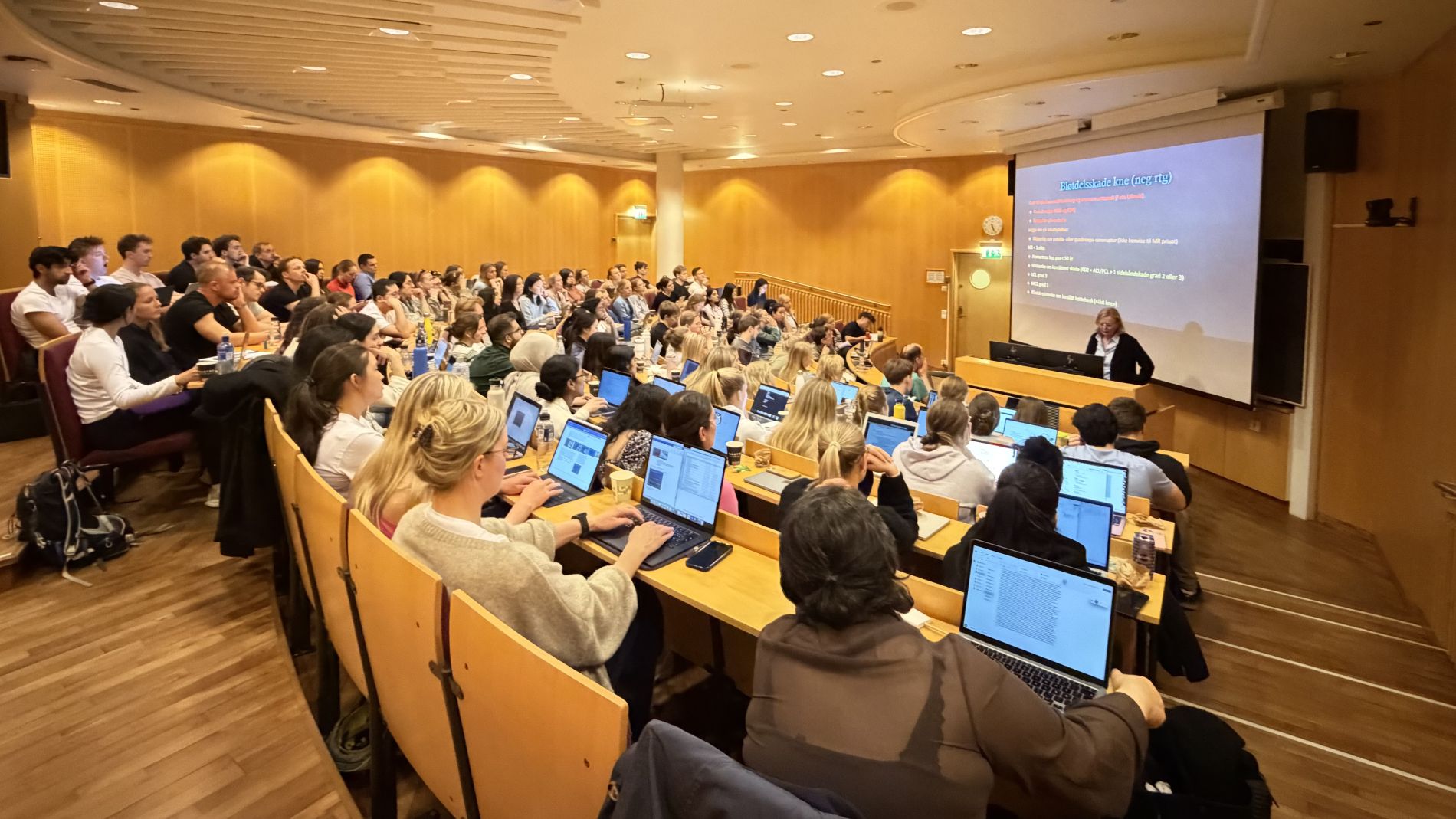 Bilde av studentene i forelesningssalen under symposiet.