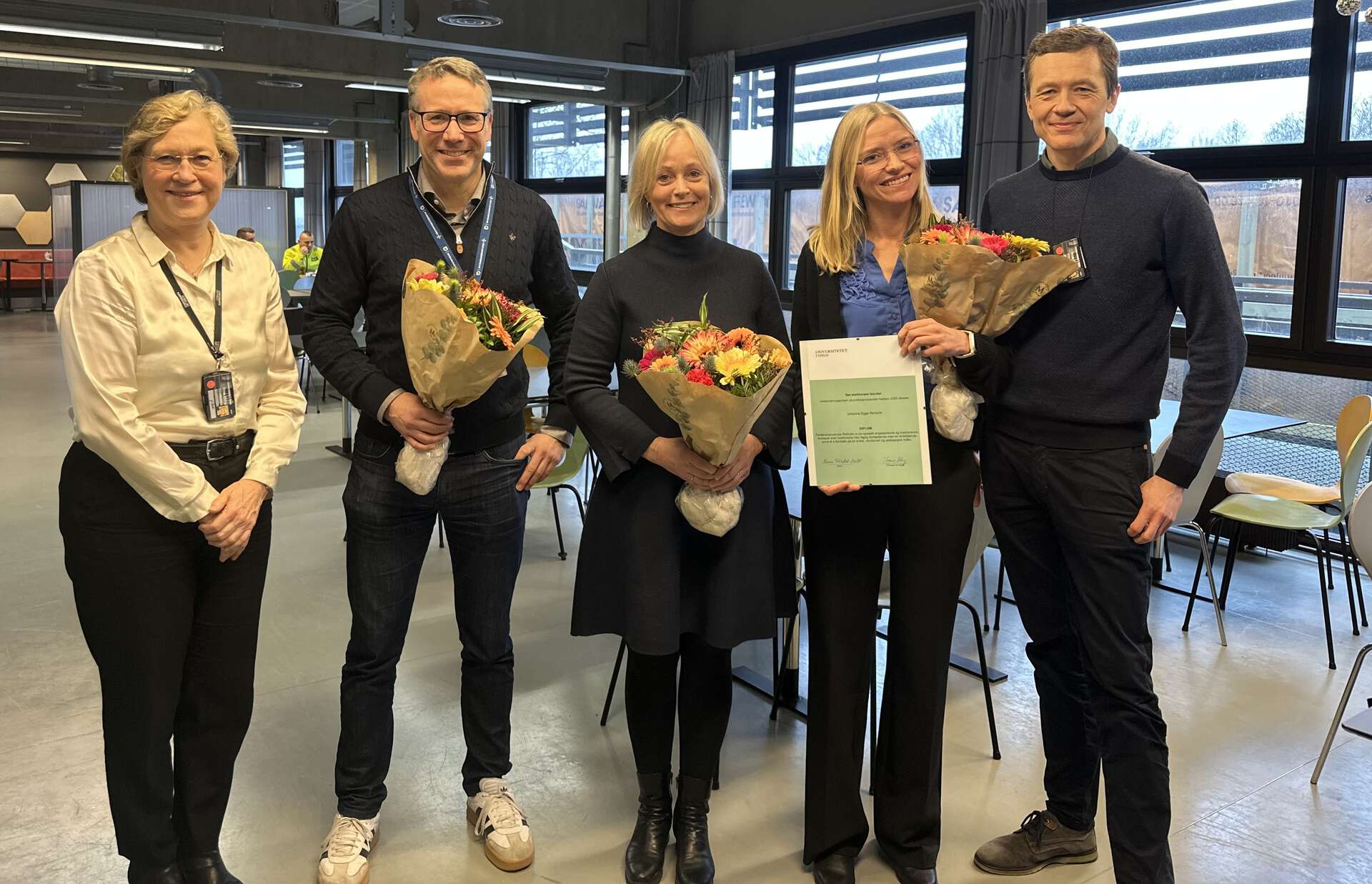 Bilde av dekan Hanne Flinstad Harbo, Anne Margarita Dyrhol Riise, Søren Erik Pischke, Johanne Egge Rinholm og studiedekan Magnus Løberg.