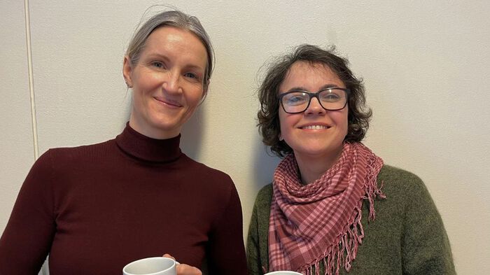 Ida Lillehagen and Carolina Rau stand in front of a white wall